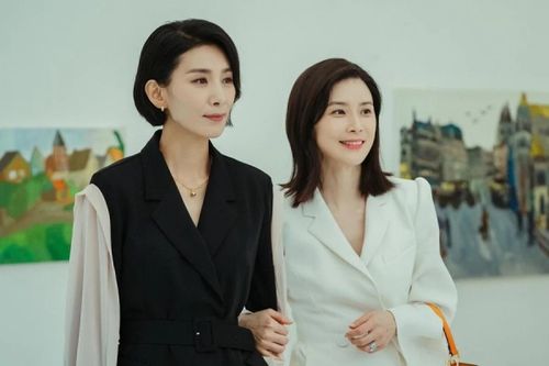 Thời trang đối lập của hai nàng dâu trong phim 'Mine'