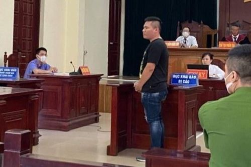 Lĩnh 18 tháng tù treo vì đấm vào mặt cảnh sát