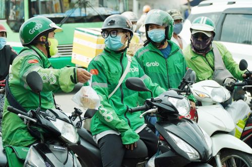 Shipper đứng kín ở chốt chặn vì không thể giao hàng vào Gò Vấp
