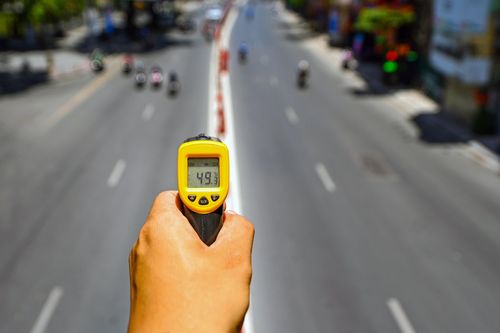 Trùm chăn, bịt kín mặt trong ngày Hà Nội nóng gần 50 độ C