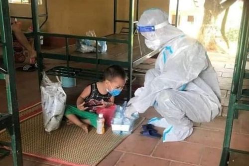 Ngày Quốc tế thiếu nhi của bé trai 3 tuổi trong khu cách ly tập trung
