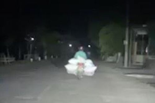 Tài xế Hà Tĩnh soi đèn đường cho xe máy đi giữa trời tối