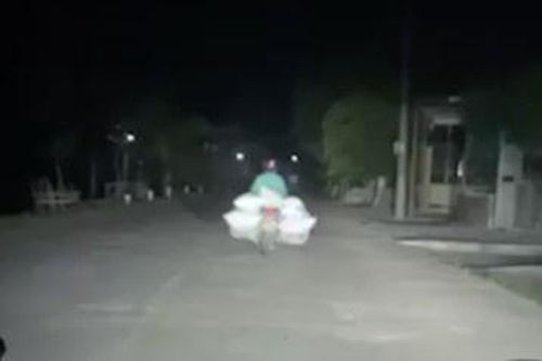 Tài xế soi đèn đường giúp người lạ