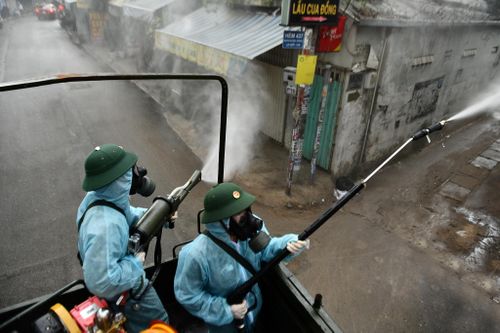 Quân đội phun khử khuẩn quận Gò Vấp