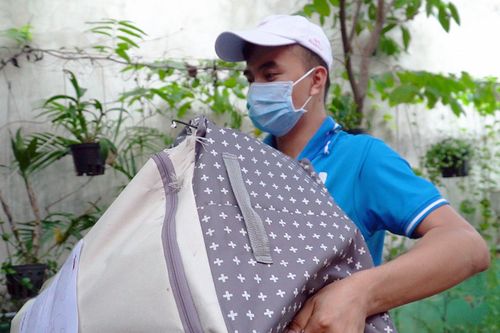 Dùng ôtô riêng chở đồ miễn phí cho sinh viên về quê tránh dịch