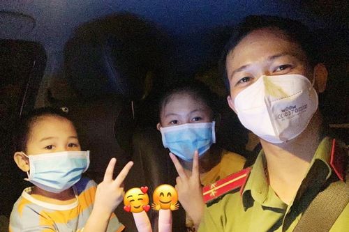 Bố mẹ đi chống dịch, 2 chị em tự chăm nhau suốt nửa tháng