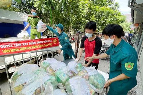 Quận Đống Đa: Hỗ trợ lương thực cho 64 hộ dân đang tạm cách ly để phòng chống dịch Covid-19
