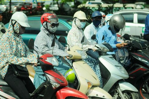 Nắng nóng như 'chảo lửa' trên đường phố Hà Nội