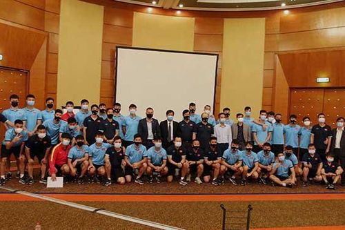 Đại sứ đặc mệnh toàn quyền Việt Nam tại UAE thăm tuyển Việt Nam