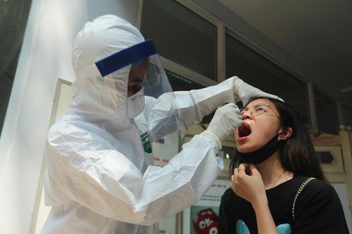 Tăng cường sàng lọc, rà soát, xét nghiệm nhanh ca COVID-19 nghi ngờ đến phòng khám, nhà thuốc