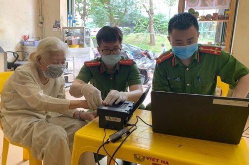 Xúc động chuyện làm Căn cước công dân tại nhà