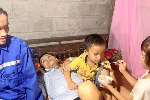 Bố suy thận giai đoạn cuối, con sứt môi, hở hàm ếch