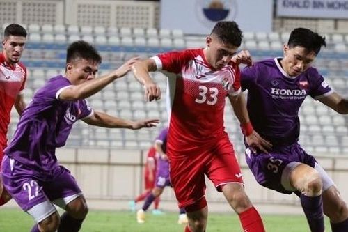 Đội tuyển Việt Nam - Jordan hòa 1 - 1: Thủ môn Văn Toản cản phá xuất thần, nhiều tuyển thủ Việt Nam phải chườm đá; HLV Vital Borkelmans cởi mở với báo