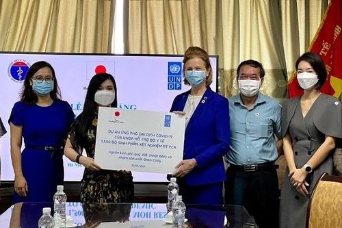 UNDP hỗ trợ Việt Nam hơn 1.500 bộ sinh phẩm xét nghiệm RT PCR để ứng phó dịch Covid-19