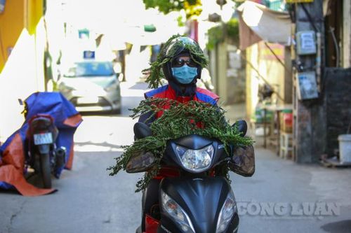 Muôn kiểu tránh nắng của người dân Hà Nội trong thời tiết nóng trên 40 độ C