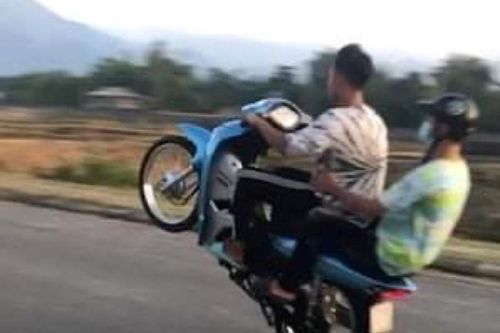 Yên Bái: Nam thanh niên bốc đầu xe máy bị xử phạt 4,2 triệu đồng