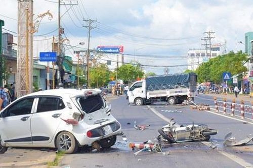 Tin giao thông đến sáng 1/6: Nam thanh niên tử vong khi tông đuôi xe ba gác; tìm người thân của nạn nhân gặp tai nạn trong đêm