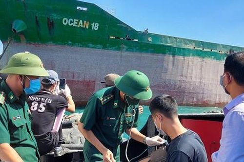 Cứu sống 3 thuyền viên tàu cá bị tàu hàng đâm chìm