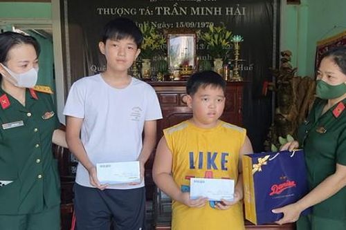 Tặng quà cho con các liệt sĩ hy sinh tại thủy điện Rào Trăng 3 nhân ngày Quốc tế Thiếu nhi