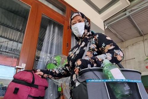 Đi xin sữa mẹ thời 'cách xa 2 mét'