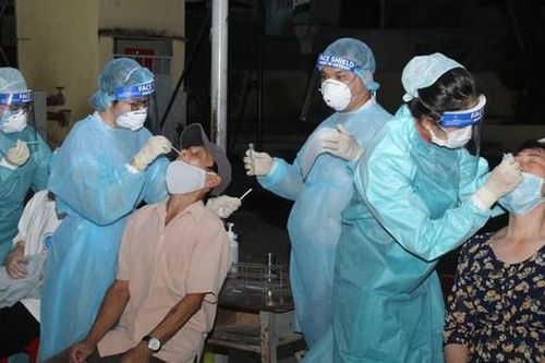 Cận cảnh tình nguyện viên lấy mẫu xét nghiệm COVID-19 ở 'điểm nóng' giãn cách xã hội