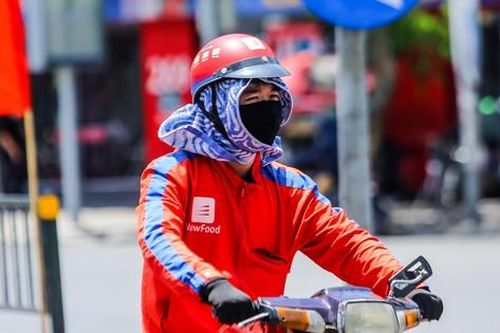 Hà Nội nắng như đổ lửa trên 40 độ C, người dân bịt kín như 'Ninja đường phố'
