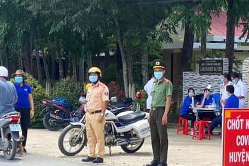 Những người trẻ Đạ Tẻh trực xuyên đêm ở chốt kiểm soát dịch COVID