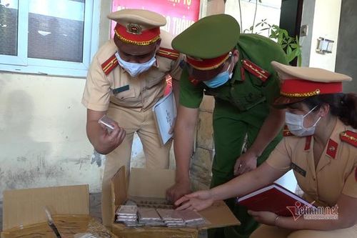 Cảnh sát giao thông bắt giữ lô điện thoại nghi nhập lậu trị giá hàng tỷ đồng
