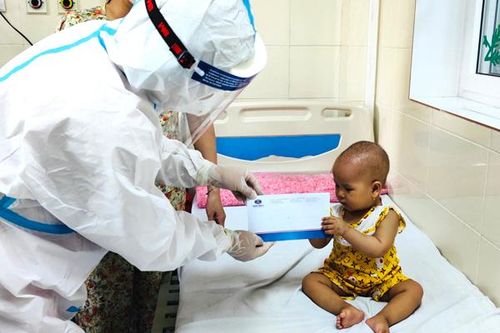 Tết thiếu nhi đặc biệt của những bệnh nhi ung thư trong khu cách ly