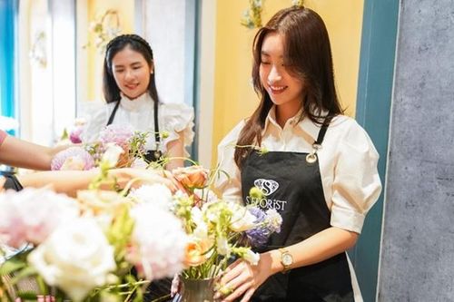 Hoa hậu Ngọc Hân, Mỹ Linh trổ tài cắm hoa nghệ thuật