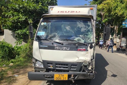 Va chạm giữa ô tô tải và xe máy, nam thanh niên tử vong tại chỗ