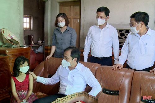 Bí thư Tỉnh ủy tặng quà các trẻ em có hoàn cảnh khó khăn ở TP Hà Tĩnh và Lộc Hà