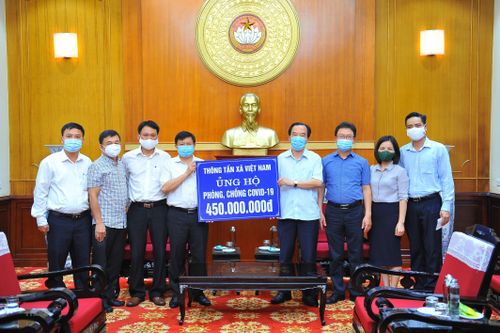 TTXVN ủng hộ 450 triệu đồng cho công tác phòng, chống dịch COVID-19