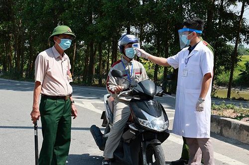 Đội nắng 40 độ C, giữ vững 'chốt' phòng dịch tại cửa ngõ Thủ đô