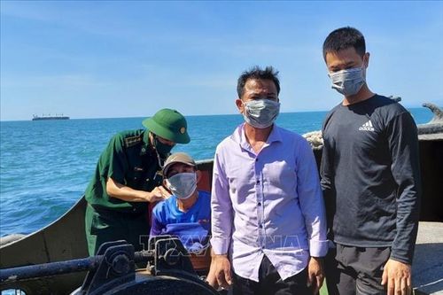 Tàu cá bị đâm chìm, ba ngư dân được cứu