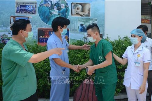 Điều động thêm 120 nhân viên y tế hỗ trợ điều trị bệnh nhân COVID-19 nặng tại Bắc Giang