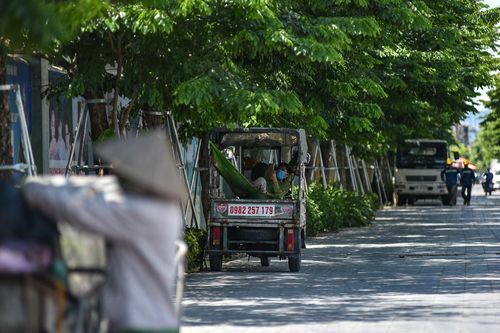 Người lao động Hà Nội chọn gầm cầu làm nơi tránh nắng nóng 50 độ C