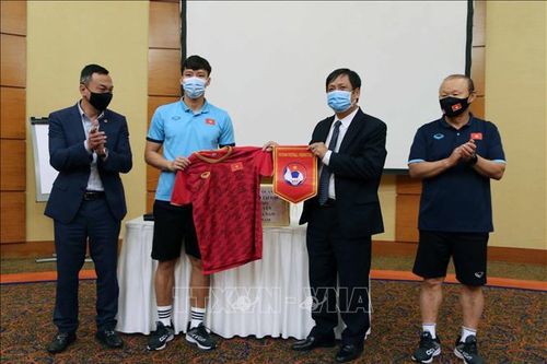 Đại sứ Việt Nam tại UAE thăm đội tuyển Việt Nam