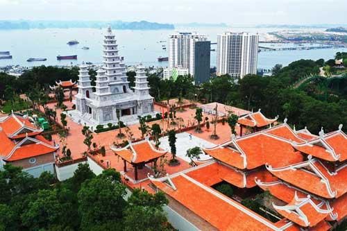 Đẹp ngoạn mục quần thể văn hóa tâm linh trên đỉnh Ba Đèo, Hạ Long