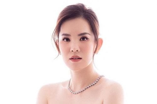 Á hậu Hoàng Oanh thần thái sang chảnh, khoe nhan sắc đỉnh cao ở tuổi 37