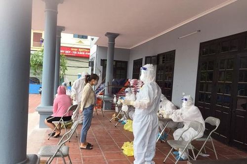 Hai vợ chồng bác sỹ vùng cao Yên Bái: Mỗi người xung phong tham gia một tuyến đầu chống dịch