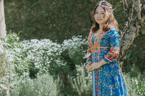 Cô giáo chuyển ngữ các ca khúc thiếu nhi Việt Nam làm quà tặng bé dịp 1/6