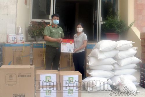 Bàn giao nhu yếu phẩm hỗ trợ các chốt kiểm dịch Covid-19