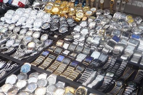 Đội Quản lý thị trường số 6 tạm giữ 415 đồng hồ, kính mắt giả nhãn hiệu các loại