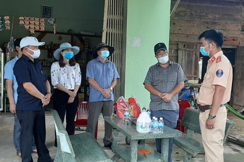 Thăm, động viên chốt kiểm tra phòng, chống dịch Covid-19