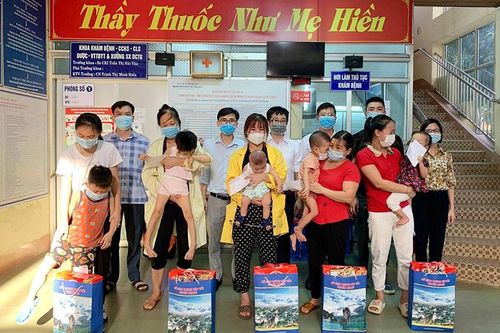Tặng 120 suất quà cho các bệnh nhi nhân dịp 1-6