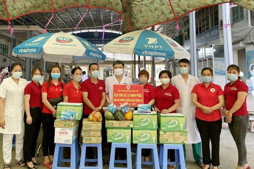 Tặng quà các chốt kiểm dịch trên địa bàn huyện Đại Từ