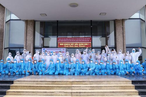 Đón Đoàn tình nguyện y tế trở về từ tâm dịch Bắc Giang