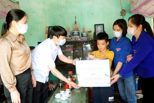 Vĩnh Phúc: Lãnh đạo huyện Yên Lạc thăm, tặng quà nhân Ngày Quốc tế thiếu nhi 1-6