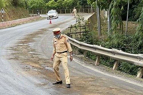 CSGT làm... công nhân dọn đường vì vệt dầu loang dài nửa km